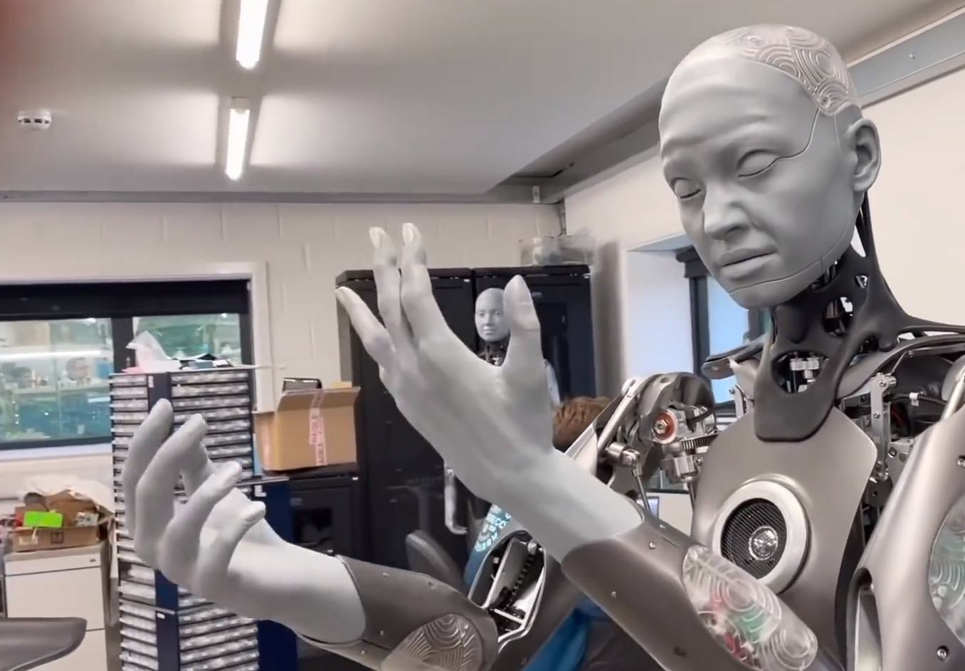 人形机器人亮相联合国,对人类说了什么?